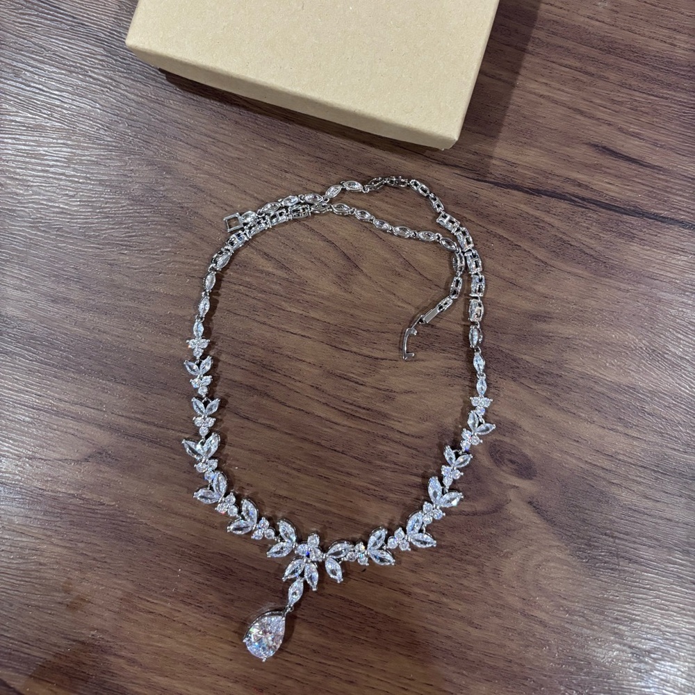 Elegant Crystal Leaf Necklace